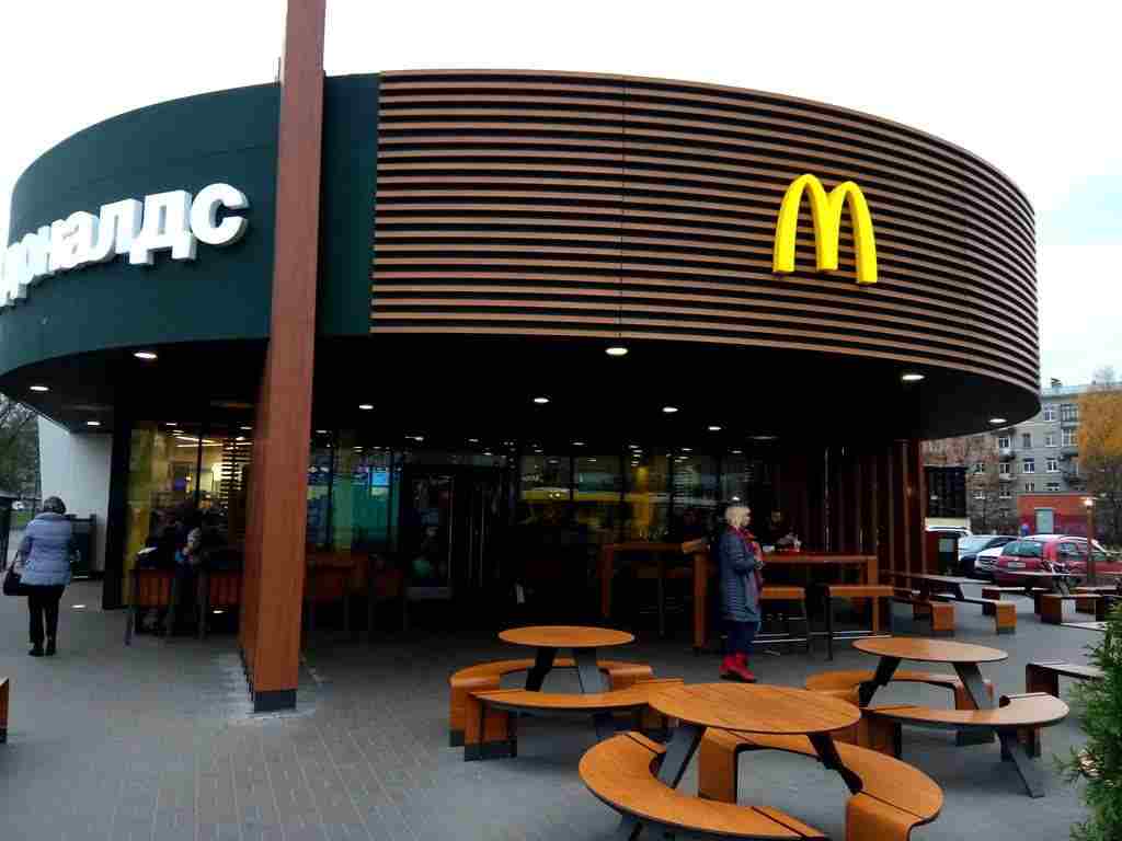 Франчайзи McDonald's в Сибири заявил, что продолжит работу, в Петербурге рестораны также открылись 14 марта
