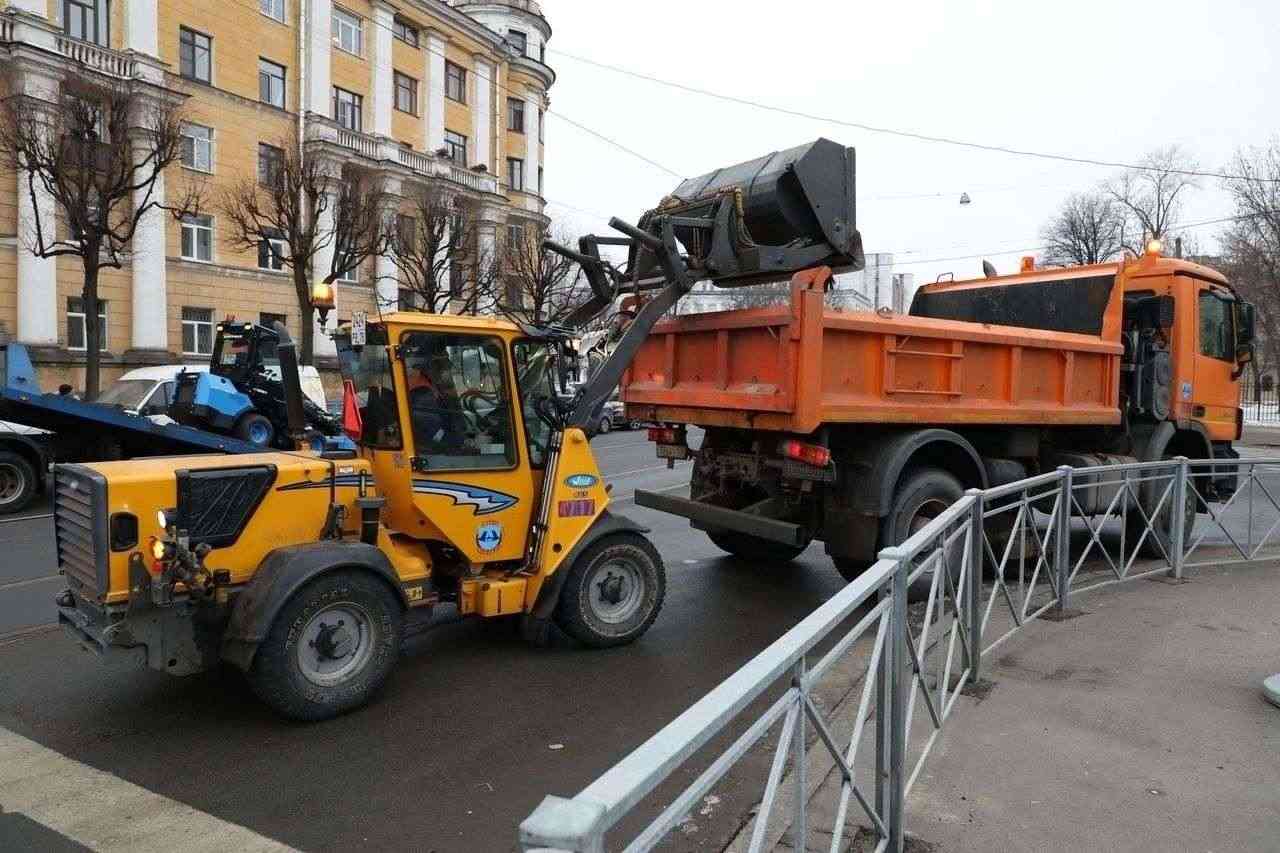 Смольный: при ближайшем потеплении начнётся смывание грязи с улиц Петербурга