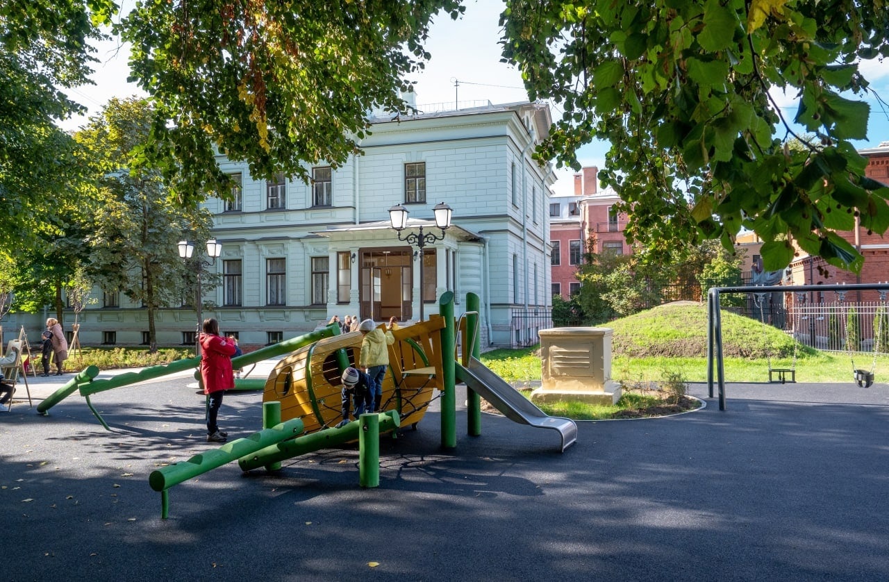 Сквер на проспекте. Сквер у дома творчества Измайловский. Городская среда. Скверы Санкт-Петербурга. Дом творчества Измайловский на Рижском.