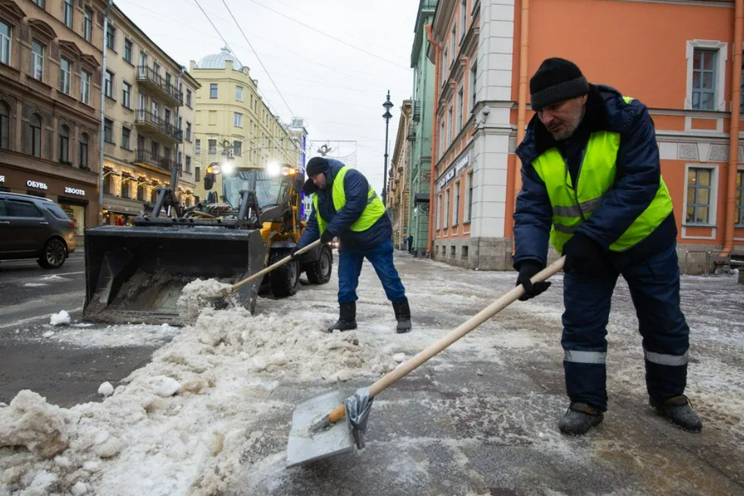 Уборка снега в спб. Смольный уборка снега. Сугробы в Петербурге. Уборка снега рабочие.